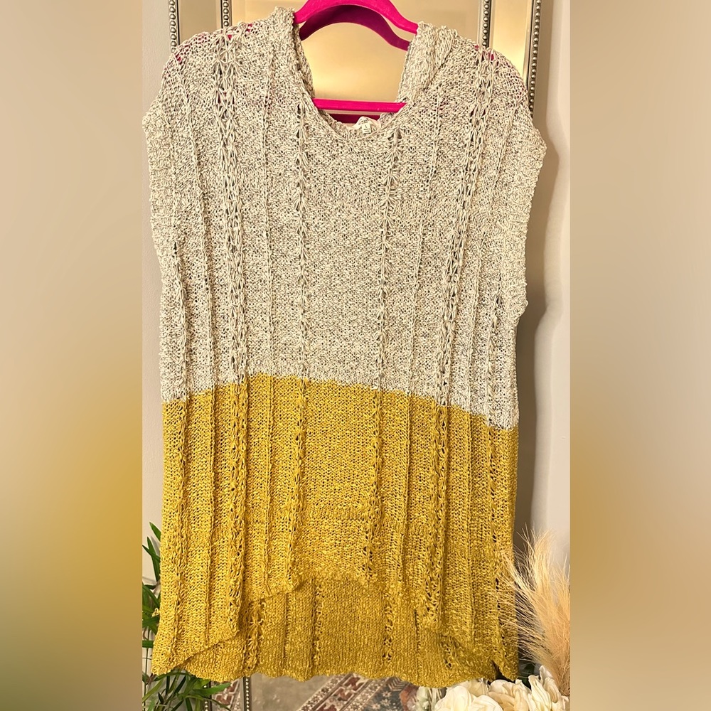 Easel large women’s sweater/tunic with hoodie. Size L.